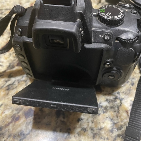 Nikon D5000 18-55VR Kit camera w/18-55mm zoom lens, 100-300mm zoom lens & bag - Picture 9 of 16